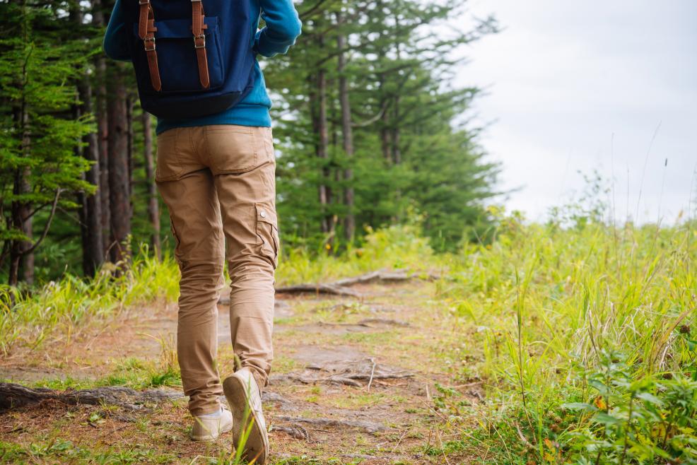 Trail man. Одежда для прогулок по лесу. Человек идёт по тропинке в лесу. Человек идет в лес. Человек гуляет в лесу.